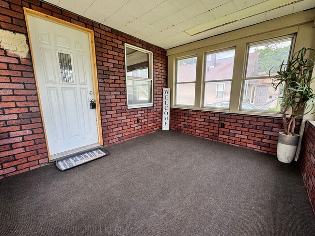 Building Photo - 2 bed, 1 bath home for rent in West Waterloo.