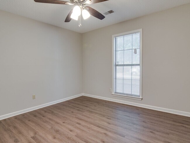 Building Photo - Fully renovated 3 bedroom 2 bathroom!