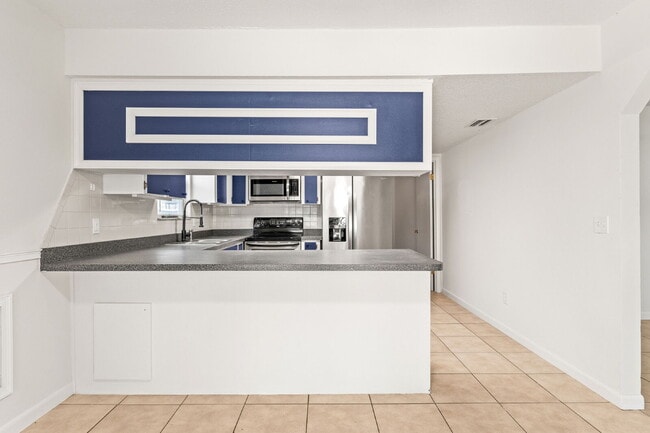 Foto del edificio - **FIRST MONTH FREE RENT OFFER** Charming 2-Bed Duplex Retreat in Edgewater, so close to the beach...