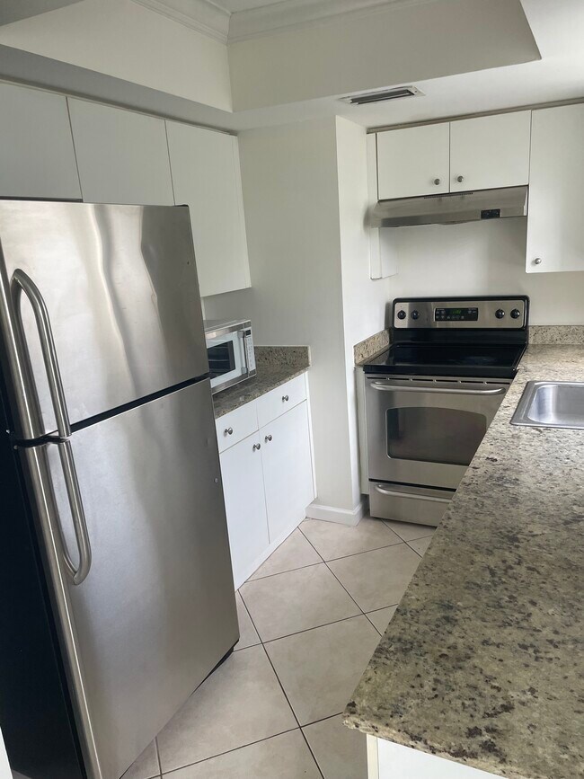 kitchen left side - 8 SE 19th Ave