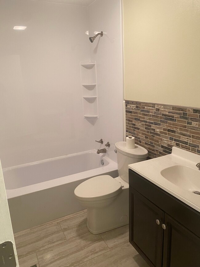 Building Photo - 5422 E 20th Pl