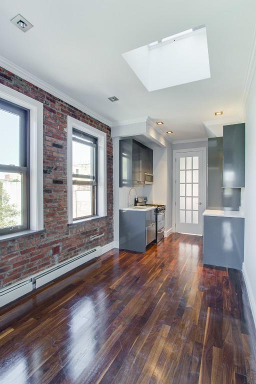 Primary Photo - 124 Ridge St