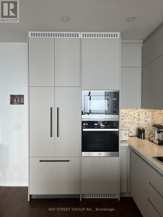 Building Photo - 2230 Lake Shore Blvd W