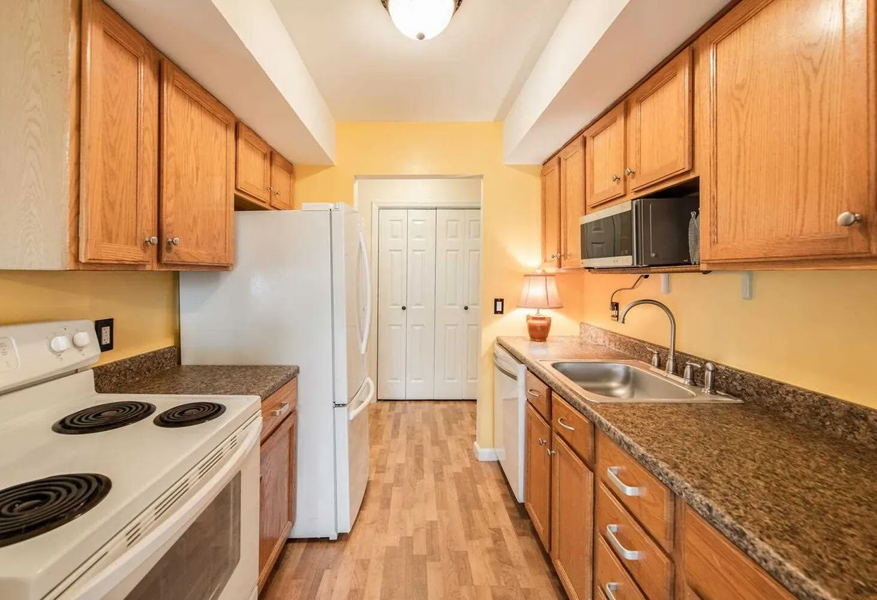 Primary Photo - 2407 Cherry Hill Dr