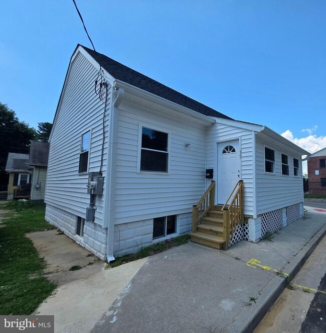Building Photo - 75 Hedge St