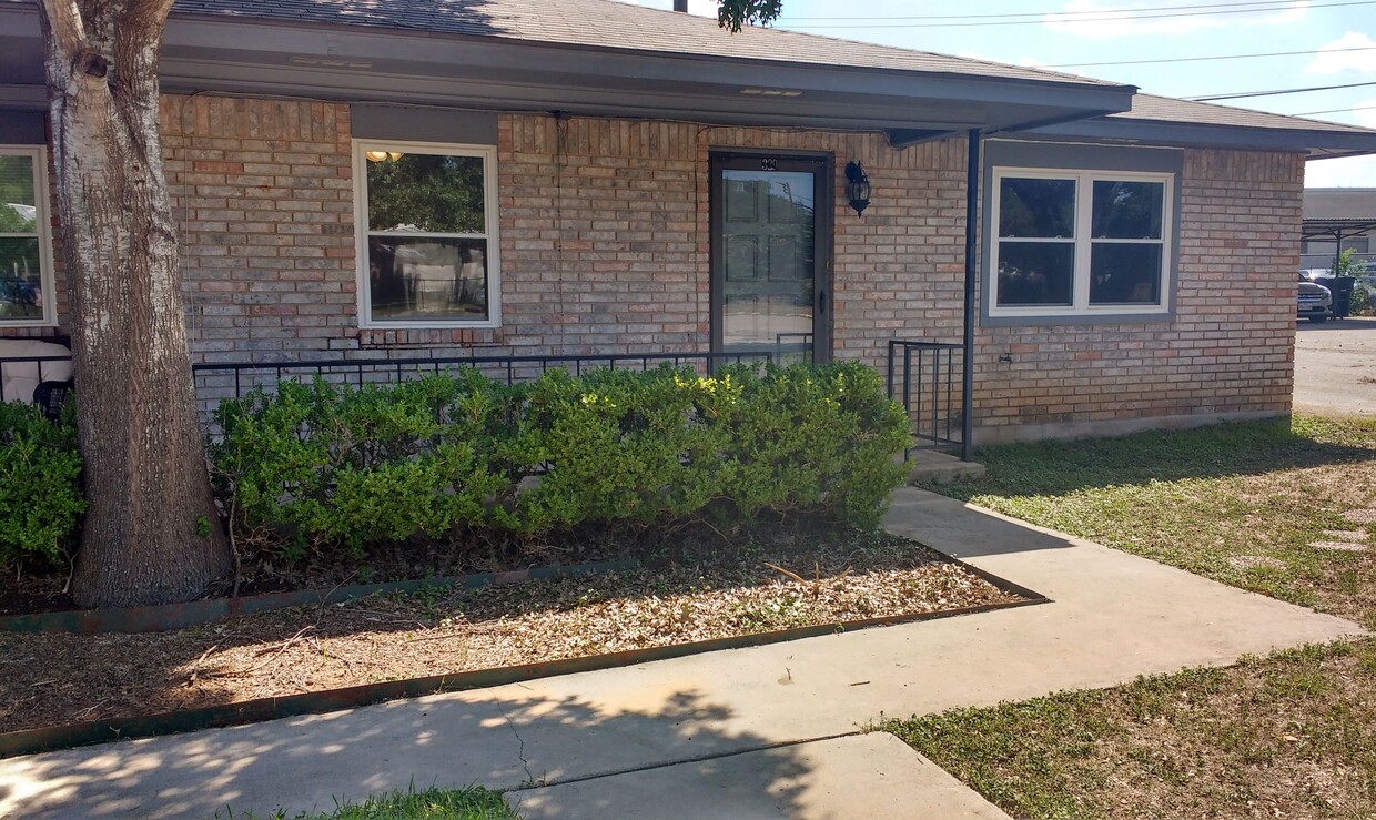 Front patio - 329 Briarwood Dr