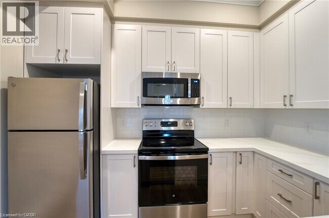 Photo du bâtiment - 100 Charlton Ave W