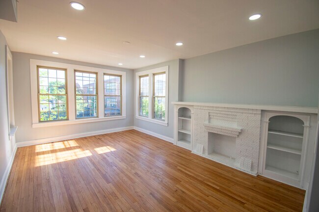 Sunny front room overlooking trees and a nice neighborhood - 4921 W Addison St