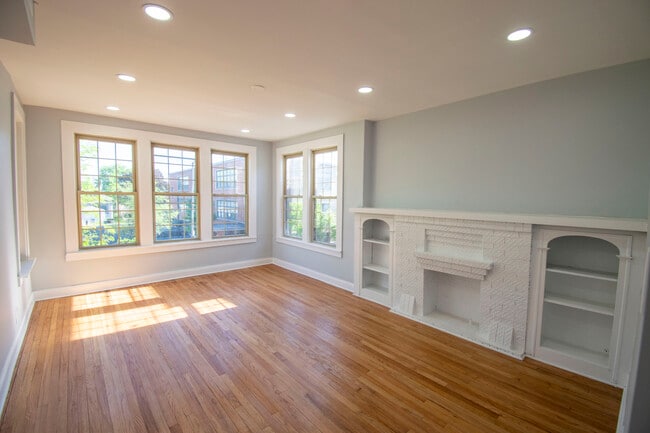 Sunny front room overlooking trees and a nice neighborhood - 4921 W Addison St