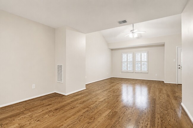 Building Photo - 934 E Heights Hollow Ln