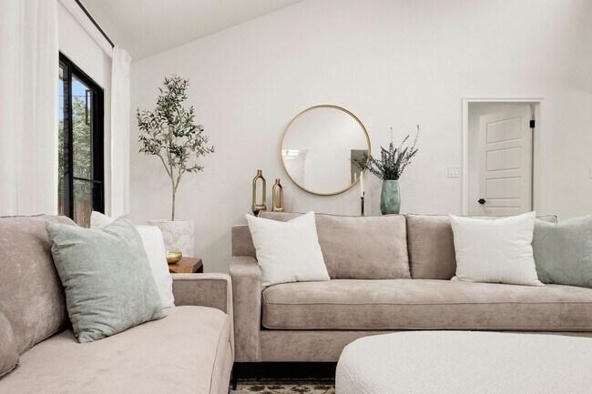 Foto del edificio - Freshly Renovated Beauty in Prime North Ce...