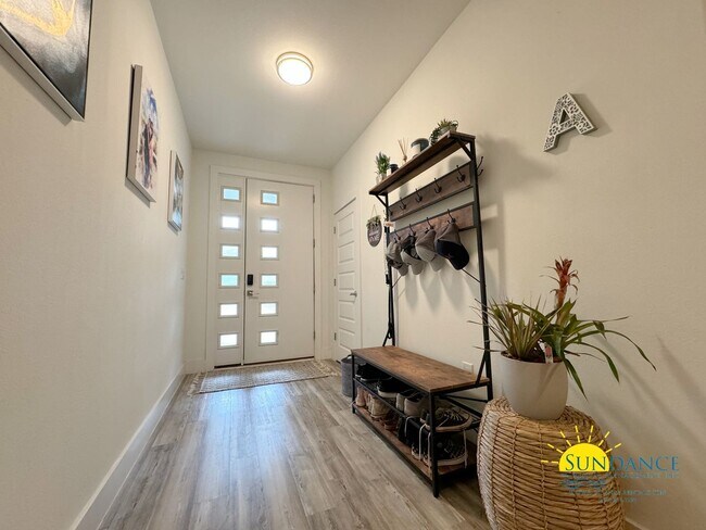 Foto del edificio - Custom Features in this Centrally Located ...