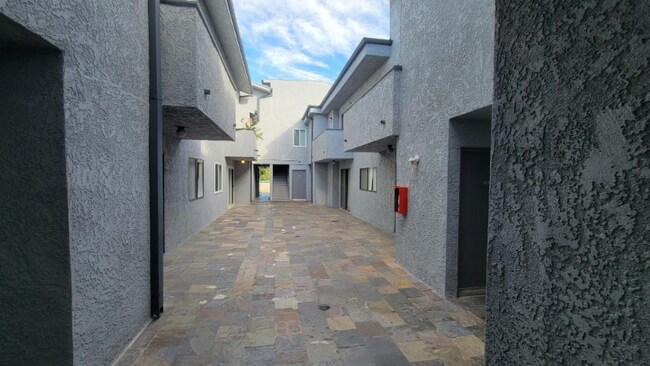 Foto del edificio - 13347 Victory Blvd