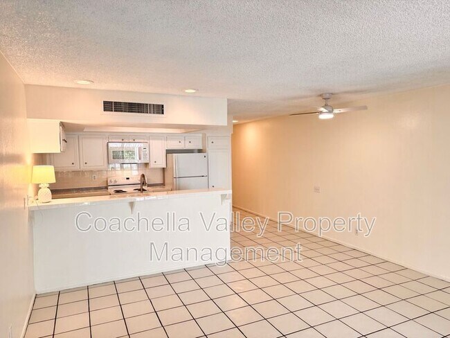 Foto del edificio - 1655 E Palm Canyon Dr