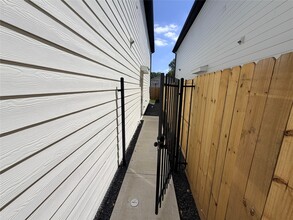 Building Photo - 1031 North Ln