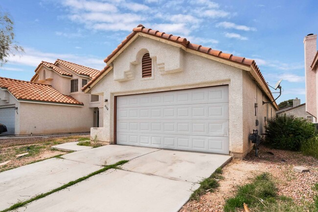 Building Photo - Spacious, Modern, Desert Home!