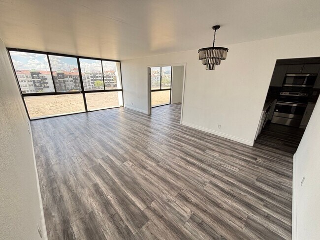 Building Photo - Stunning 2-Bed, 2-Bath High-Rise Residence...