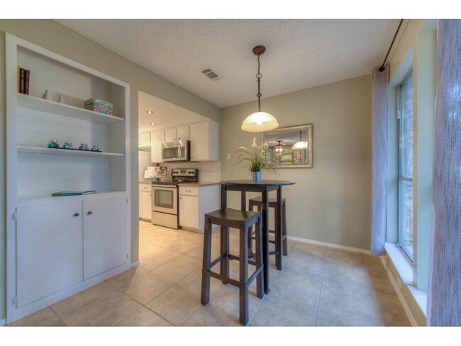 Foto del edificio - 9100 Mountain Ridge Dr