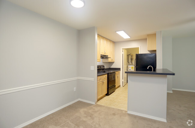 Dining Room - Islnd Club Apartments