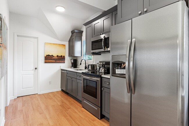 Foto del edificio - 3310 Harrison Road, Unit Carriage House