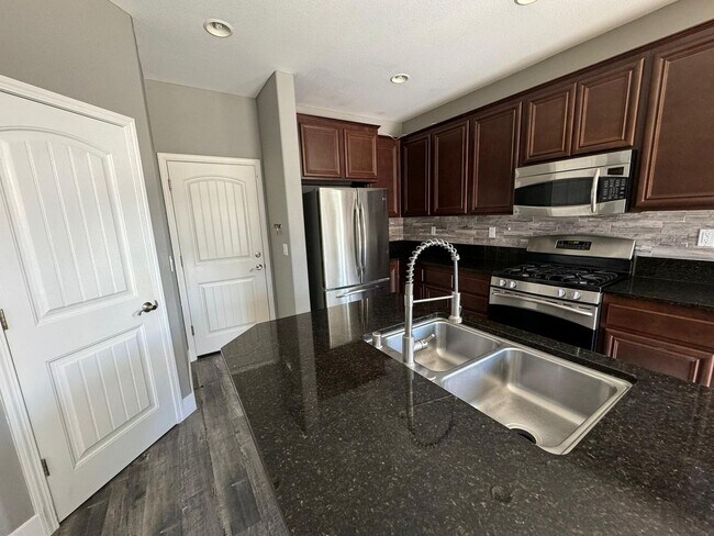 Foto del edificio - Stunning 4/3 in Roseville! 2 Car Garage!
