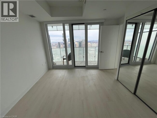 Photo du bâtiment - 3900 Confederation Pkwy