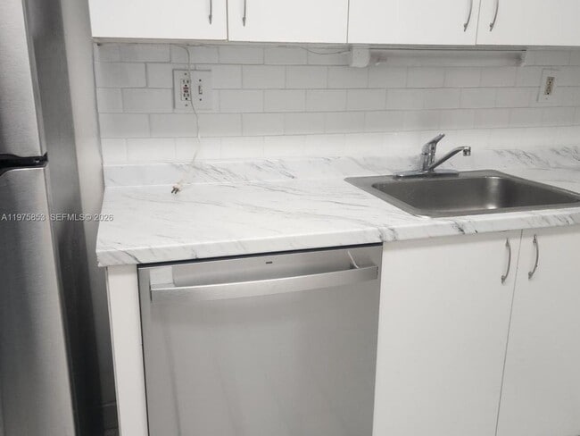 Foto del edificio - 3300 NE 191st St