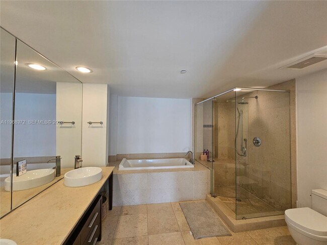 Building Photo - 495 Brickell Ave