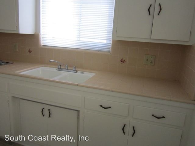 Building Photo - 2130 De La Vina St