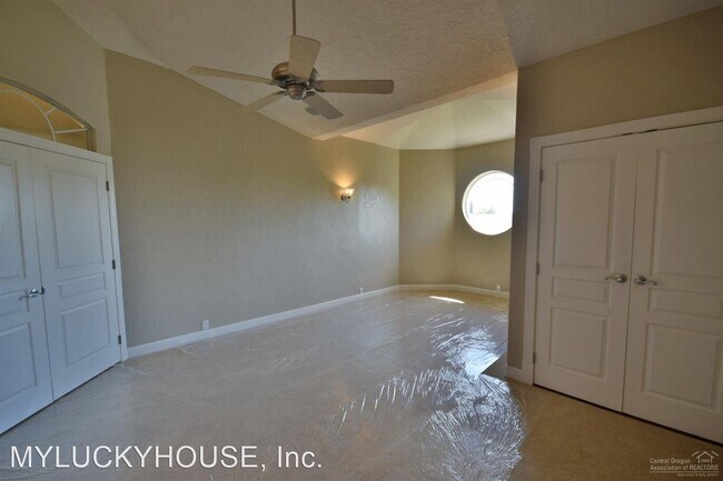 Building Photo - 4 br, 3 bath House - 2711 NE Yellow Ribbon...