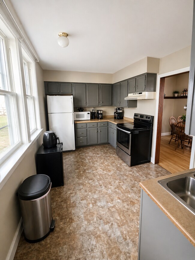 Foto del edificio - AVAILABLE JUNE - 3 Bed 1 Bath w/ Bonus Attic Hangout