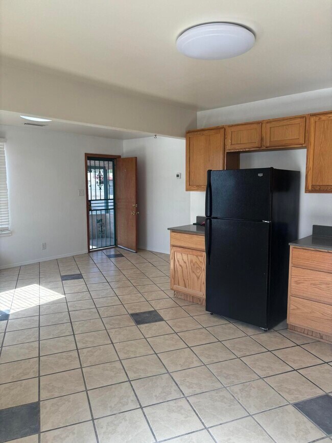 Foto del edificio - 615 Candelaria Rd NW