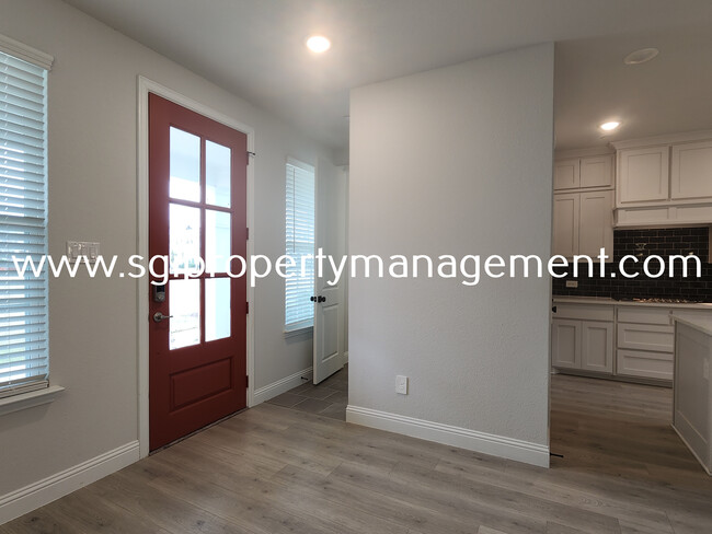 Building Photo - Gorgeous townhome ready for move in