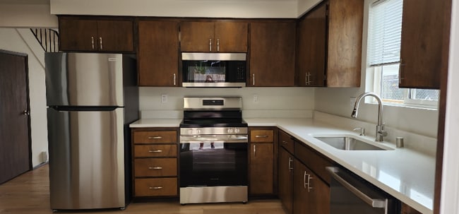 Building Photo - 9330 Holly Dr