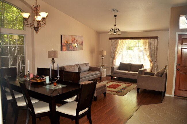 Foto del edificio - 614 W Horseshoe Ave