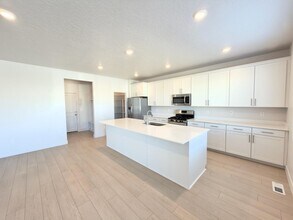 Building Photo - 414 W Snowberry Dr