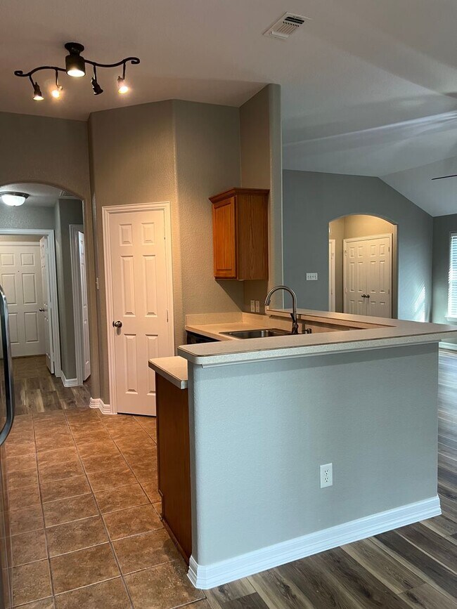 Foto del edificio - 521 Sweetwater Dr