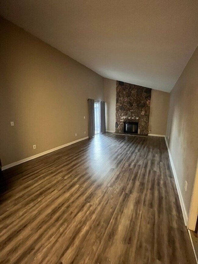 Foto del edificio - 5725 Sage Dr