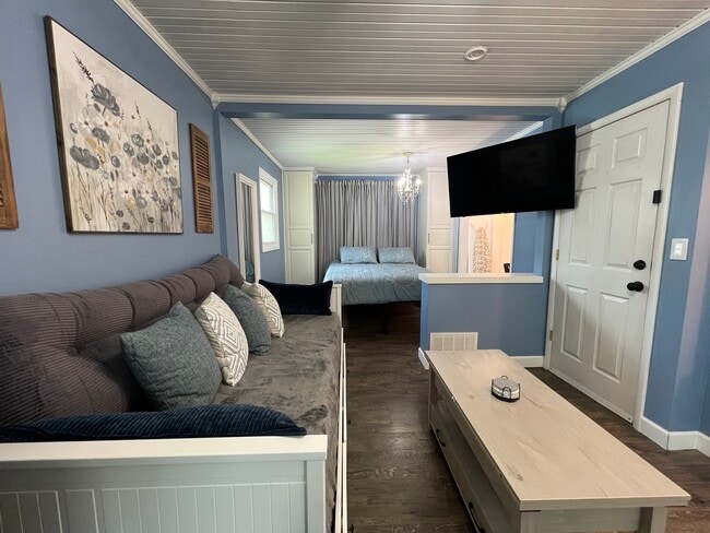 ¡El soporte giratorio del televisor te permite mirarlo desde el sofá o la cama! - 908 Lake Rd