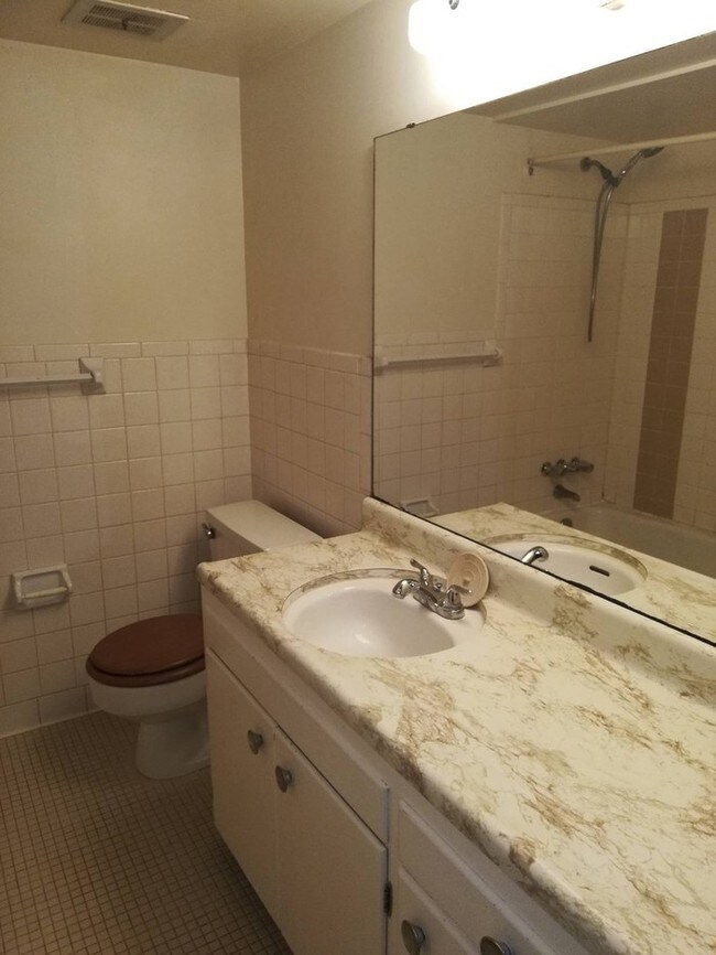 Building Photo - Updated Apartment - Move-In Special!