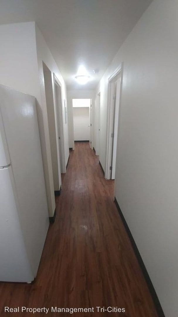Building Photo - Downstairs unit Apartment Available
