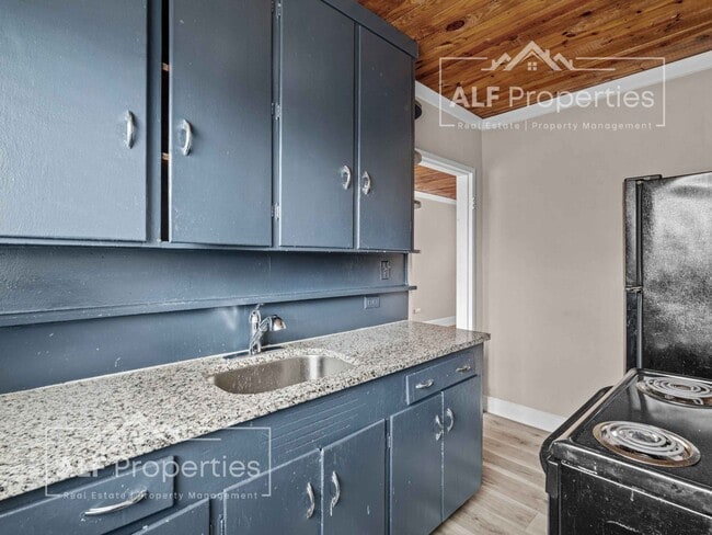 Building Photo - 1301 S 10th St