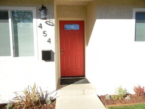 Building Photo - 450 N Cypress St