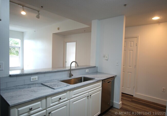 Building Photo - 1203 Town Center Dr