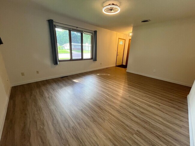 Building Photo - 2 Bed/1 Bath Ranch Style Home For Rent!