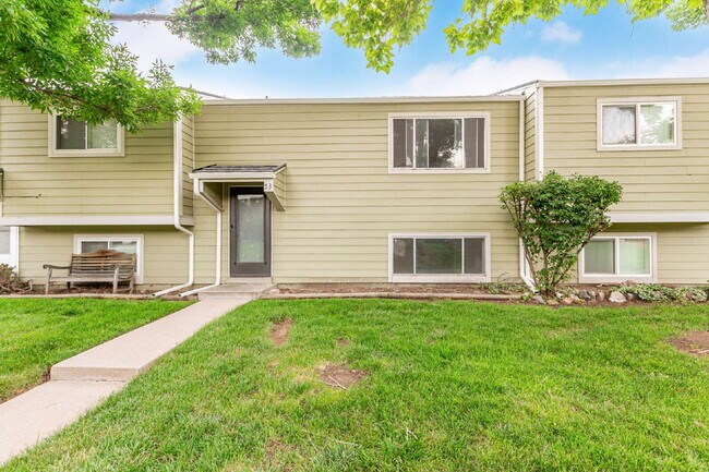 Building Photo - Impeccably renovated 4-bedroom, 2-bathroom...