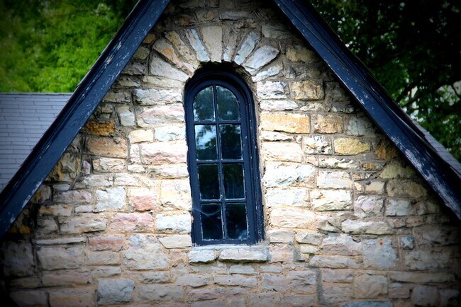 Foto del edificio - Stone Tudor Cottage! 3 Bedrooms / 2 Full B...