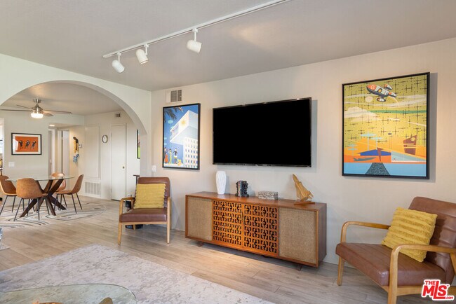 Foto del edificio - 505 S Farrell Dr
