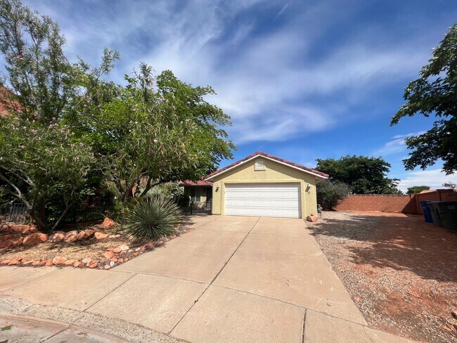 Building Photo - Charming Home with view of Red Mountain