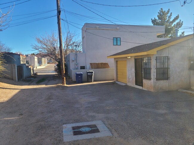 ATTACHED GARAGE + ADDITIONAL AT-DOOR PARKING IN YOUR OWN PRIVATE LOT JUST OFF THE ALLEY. - 522 Wellesley Dr SE